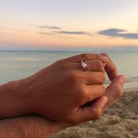 E ora mostraci una foto del tuo anello di fidanzamento! - 1