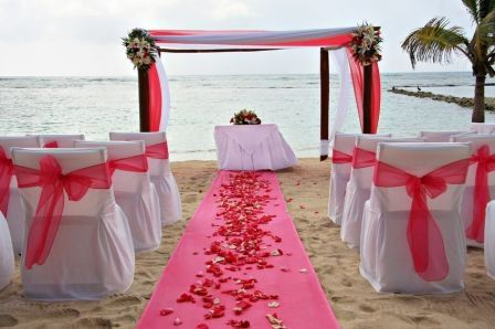 Matrimonio in spiaggia rosa