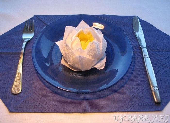 Tavola in blu e giallo