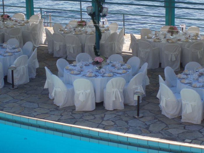 Tavoli in bianco e rosa