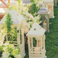 lanterne accanto alle sedie