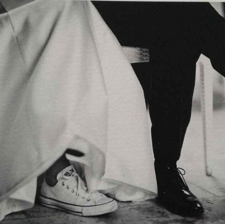 Sneakers sotto l'abito 😂😂 - 1