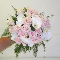 rose rosa e orchidee bianke