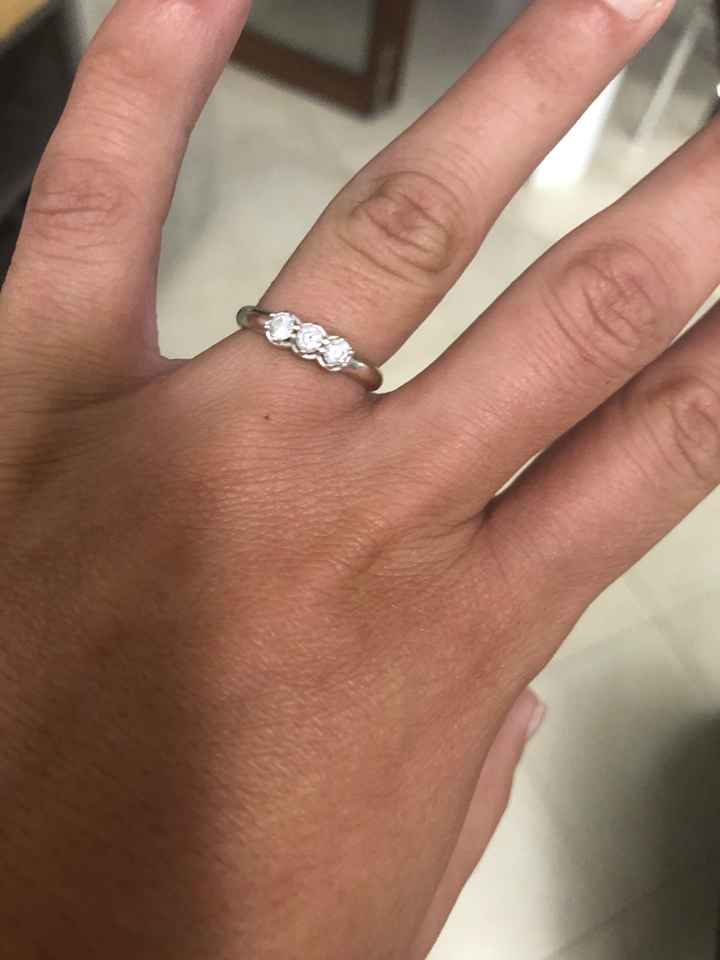 E ora mostraci una foto del tuo anello di fidanzamento! - 1
