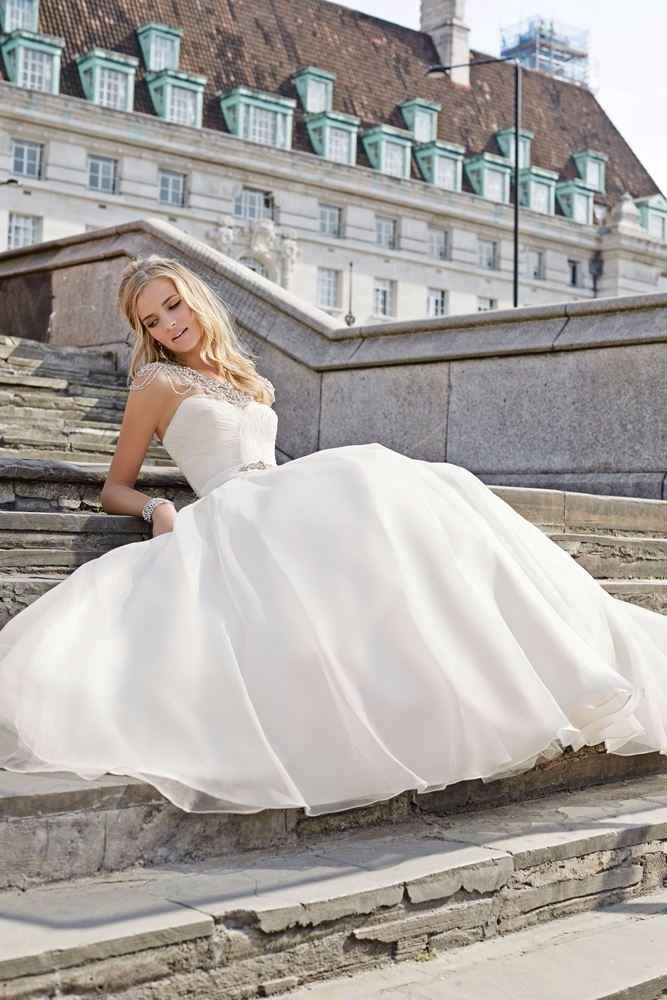 Ciao a tutte!!! Per caso qualcuna di voi saprebbe dirmi a quale collezione appartenga questo vestito