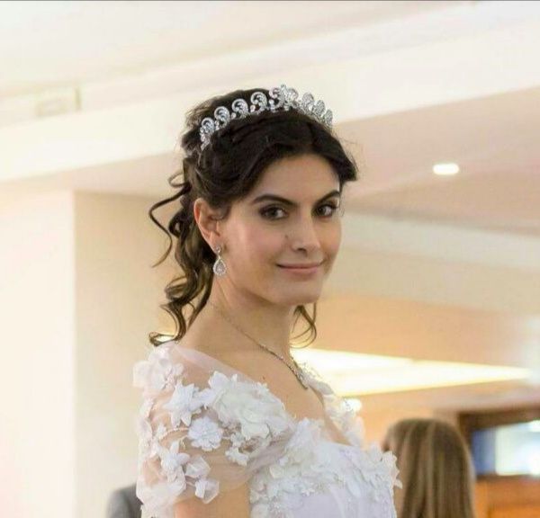Acconciatura con corona capelli lunghi - 1