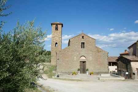 una chiesa tra gli ulivi ed il cielo blu