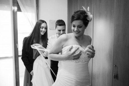 mentre mi aiutano a vestirmi