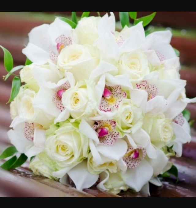 rose bianche e orchidee