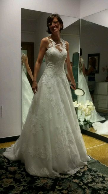 La scollatura dell'abito da sposa per scegliere come acconciare i capelli - 1