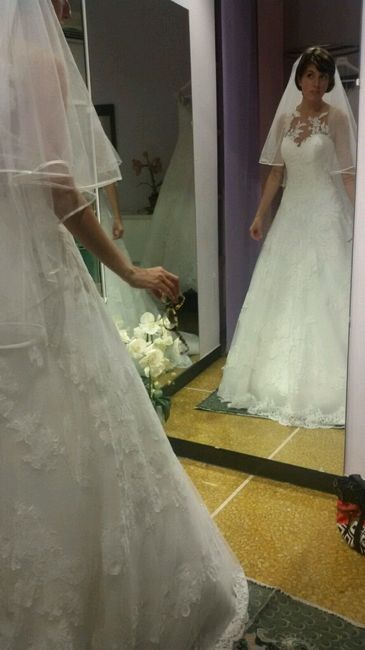La scollatura dell'abito da sposa per scegliere come acconciare i capelli - 2