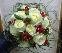 Bouquet rose bianche bacche rosse