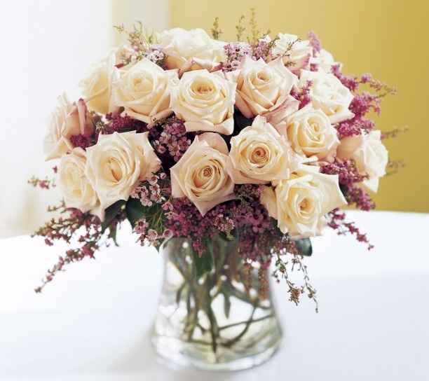 fiorellini e rose bianche