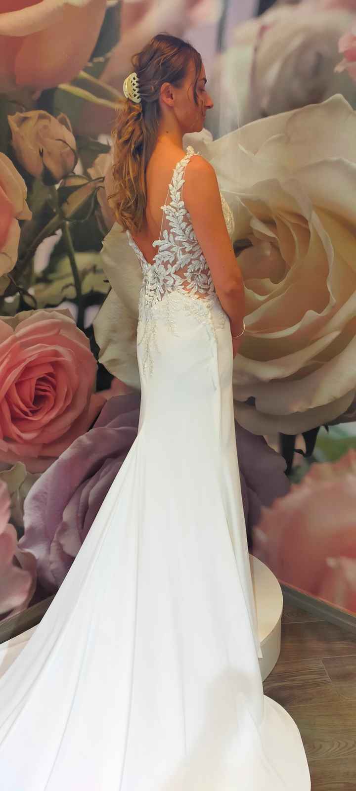 Vendo abito sposa pagato 2000. Lo vendo a 1300. Tg 40 . Altezza 165+10 cm tacco, in regalo vestaglia