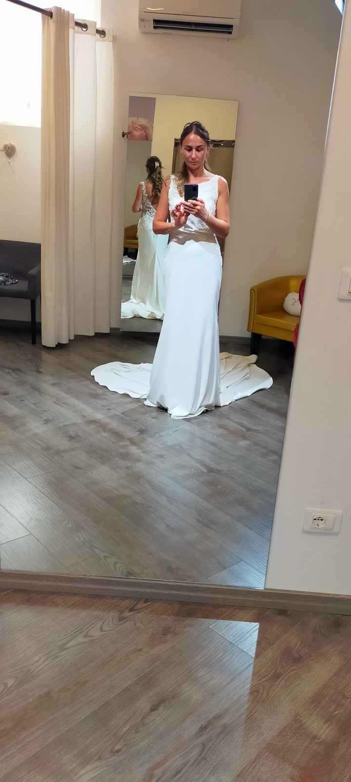 Vendo abito sposa pagato 2000. Lo vendo a 1300. Tg 40 . Altezza 165+10 cm tacco, in regalo vestaglia