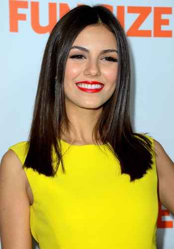 rossetto rosso e occhi naturali