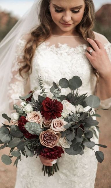 Avrò un abito Rosso di raso! Un bouquet del genere? Sul bianco? - 2