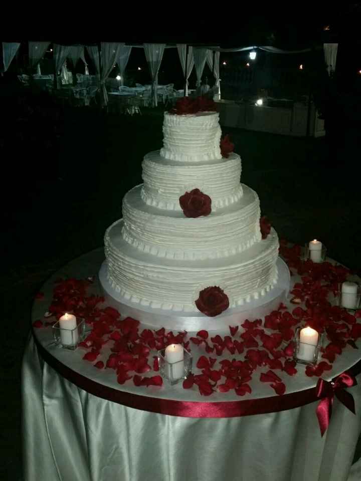 Torta nuziale ricoperta di panna - 1