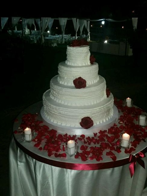 Torta nuziale ricoperta di panna - 1