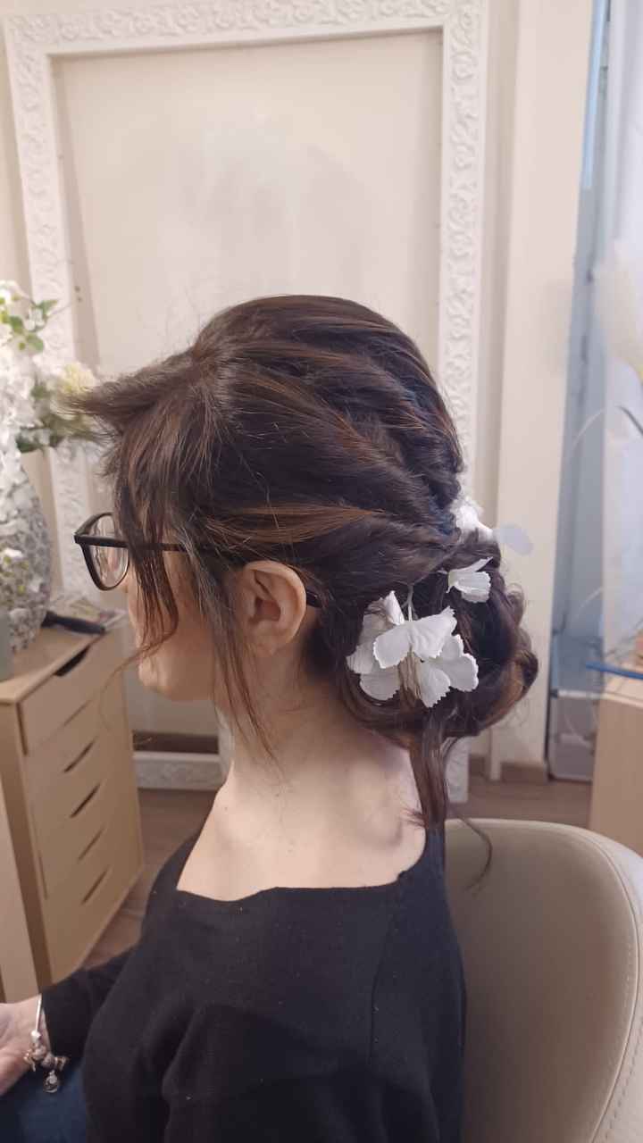 Acconciatura raccolta con fiori - 1