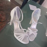 Che ne dite di queste scarpe? - 1