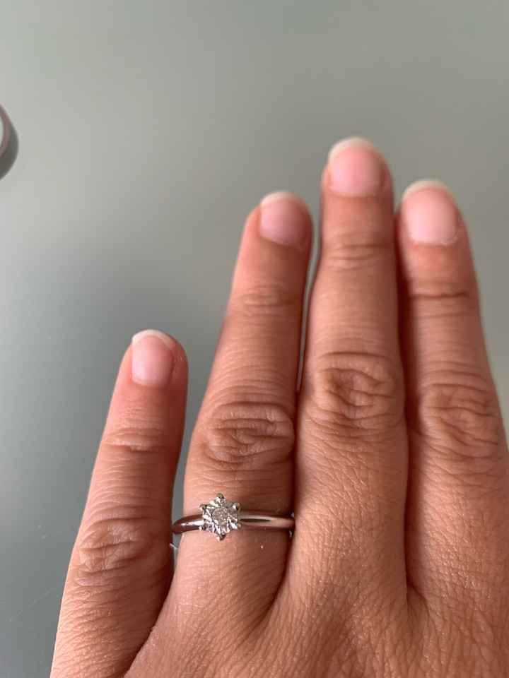 E ora mostraci una foto del tuo anello di fidanzamento! - 1