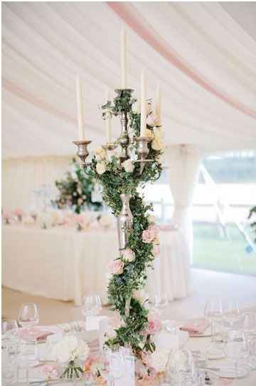 Candelabro con candele e fiori