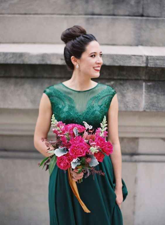 Damigelle verdi con buquet rosso