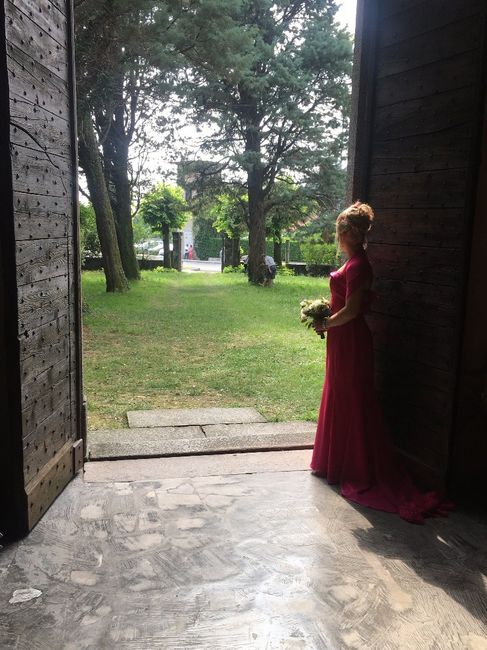 damigella emozionatissima in attesa della sposa, sulla porta della chiesa 