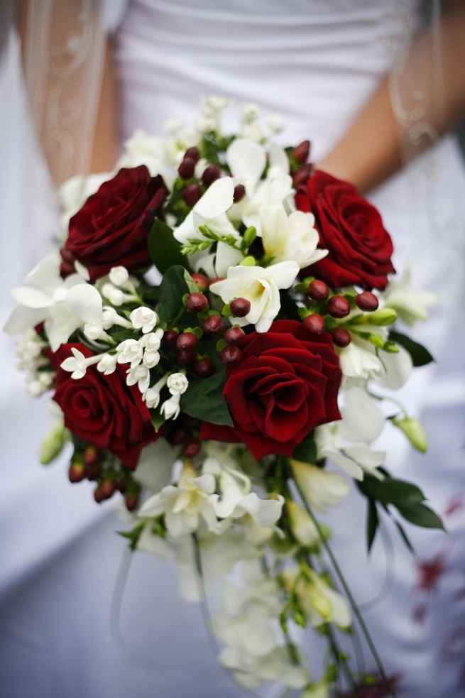 bouquet a cascata bianco e rosso