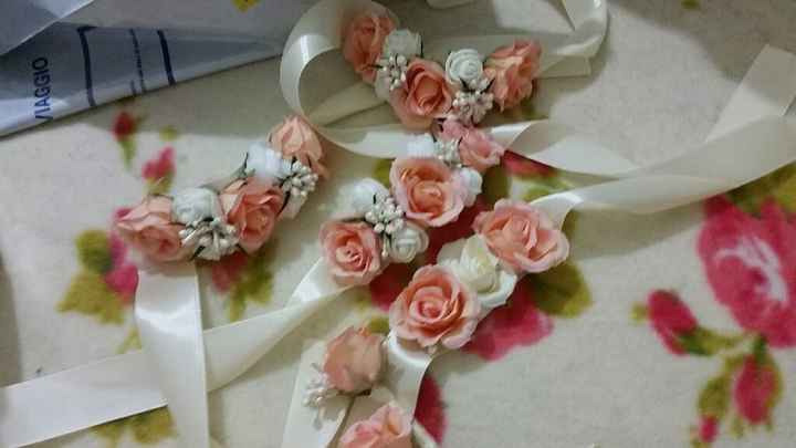 Bottoniere e mini bouquet da polso...a chi li do????? - 1