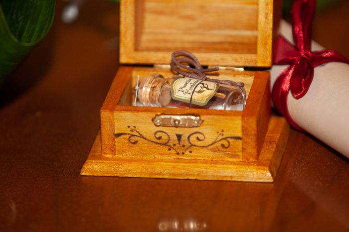 E come per incanto ecco apparire le piume di una fenice.