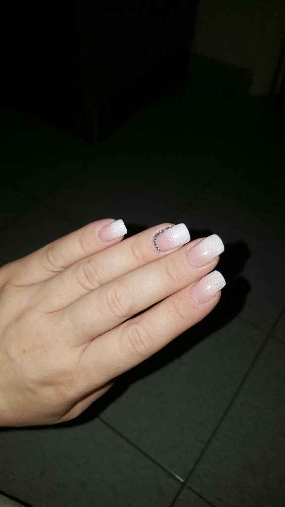 Mi fate vedere le vostre unghie? - 1