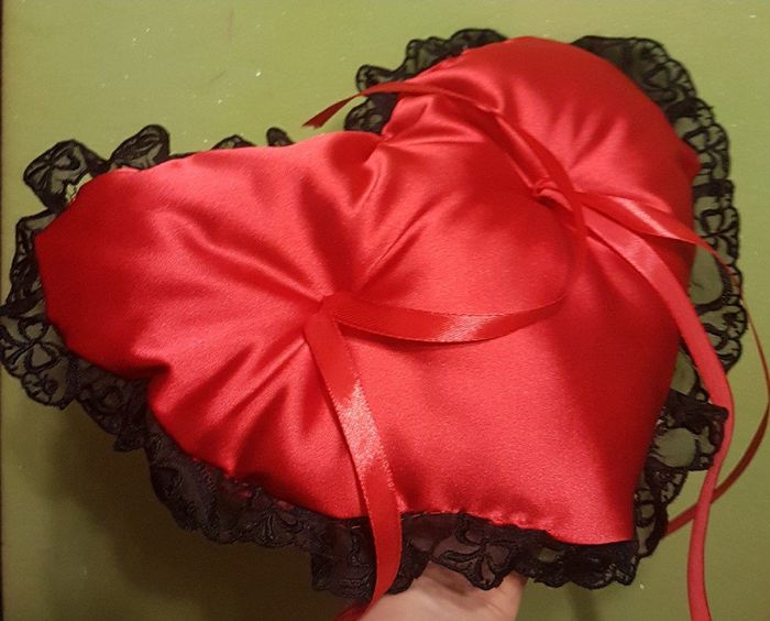 Matrimonio tema Tim Burton, mia madre mi ha fatto il cuscinetto porta-fedi ❤🖤 - 2