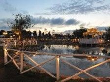 specchi d'acqua e staccionate di legno..