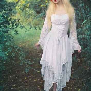 Questo stile potrebbe piacermi ma con una gonna diversa, più lunga , mi piace lo stile del corpetto 