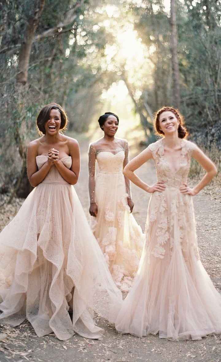 In questa immagine mi piace la gonna del primo abito a sinistra, anche se morbido crea cmq un bel mo