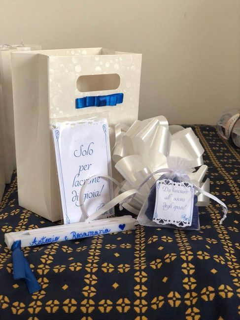 Wedding Bag: coccarda, Fazzolettini "Solo lacrime di gioia", Petali da lanciare all'uscita, Ventagli