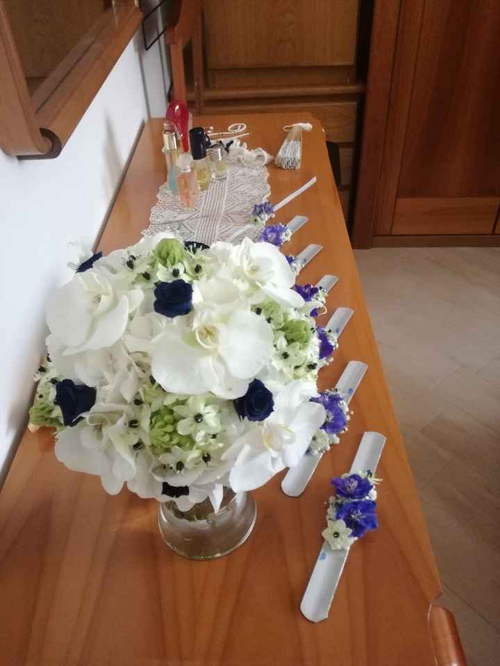 Bouquet: orchidee, roselline blu stabilizzate e altri fiori + Corsage per le mie amiche