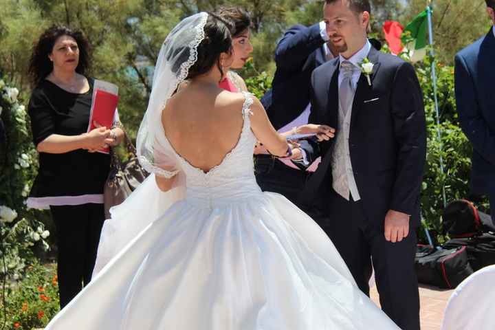 Handfasting, letteralmente "legatura delle mani" che avviene attraverso dei nastri mentre gli sposi 