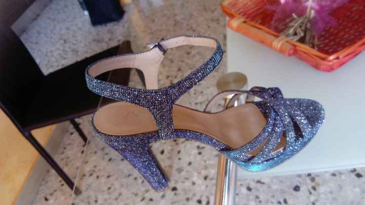  Scarpe colorate o bianche? - 1