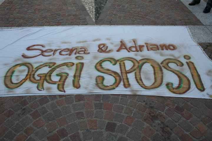 lo striscione appena fuori dalla chiesa