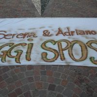 lo striscione appena fuori dalla chiesa