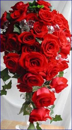 Bouquet a cascata con rose rosse 2