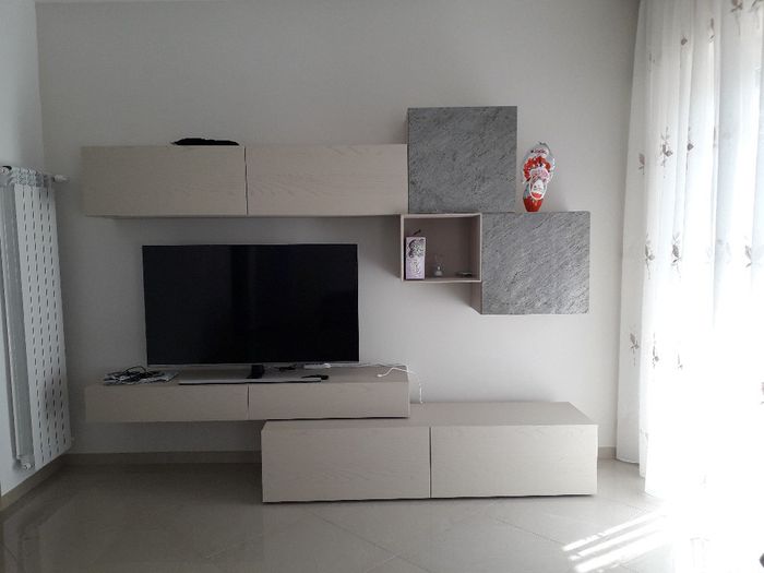 Dubbi su parete attrezzata in sala 1