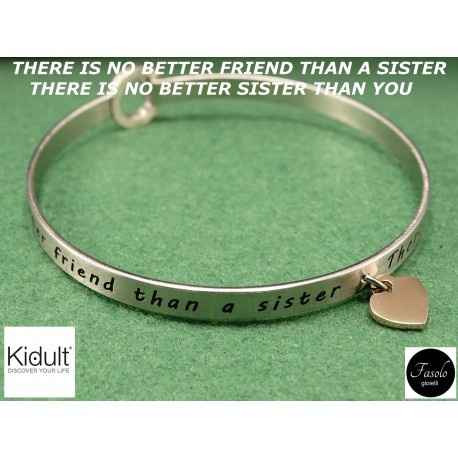 Questo per mia sorella, che ama i gioielli semplici e non i charms.