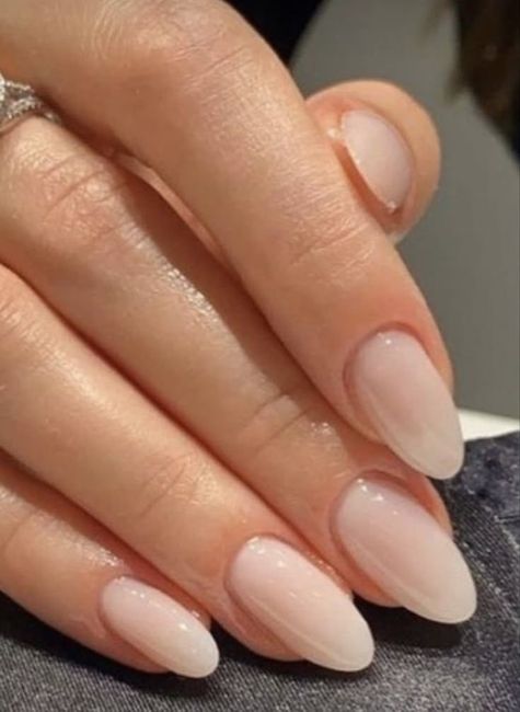 Idee per manicure da sposa? Elegante ma non esagerata 💅💍 1