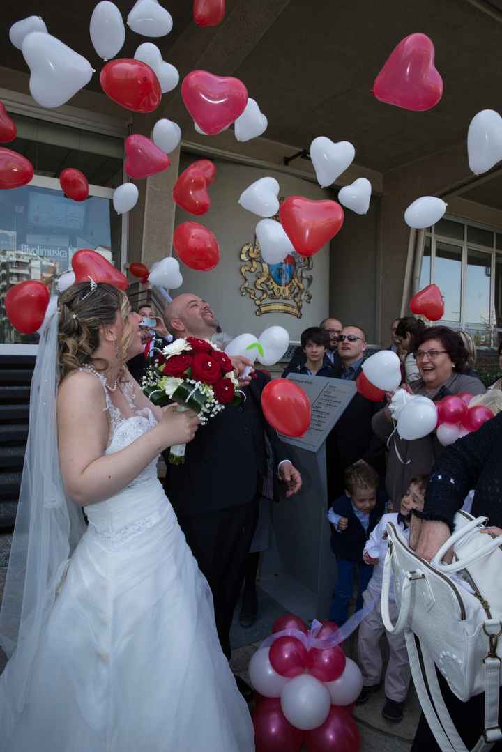 foto con palloncini rossi e bianchi