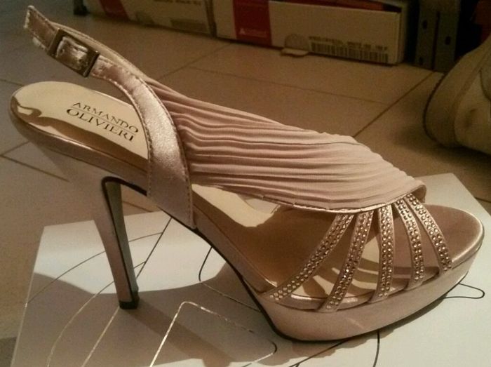 Mi fate vedere le vostre scarpe? - 1