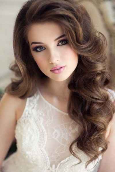 C) Acconciatura con capelli sciolti